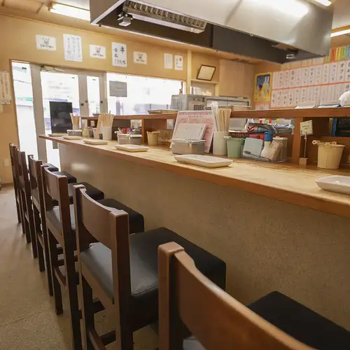 <p>全21席のお席は、一人での食事や少人数での利用に最適。アットホームな雰囲気で、初めての方でも気軽に立ち寄れます。落ち着いた照明と木の温もりある内装が、ゆったりとした時間を演出。駅近で利便性が高く、仕事帰りにもぴったりです。少しの待ち合わせや一杯にも使いやすい居酒屋です。</p>