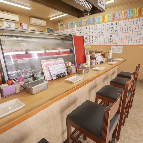 <p>店内は温かみのある雰囲気が広がり、居心地の良さが魅力。駅近ながら落ち着いた空間で、ゆっくりと食事を楽しめます。木の質感を活かした内装と、丁寧な接客が心地よい時間を提供。お一人様からグループまで幅広く利用できます。地元の方にも愛される落ち着いた空気が流れています。</p>