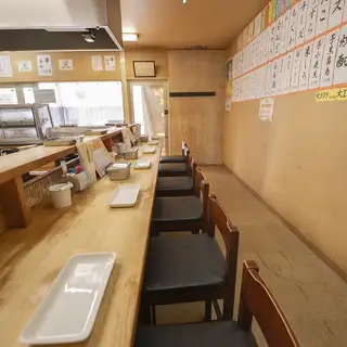 カウンターのみの店内はおひとり様にも気の合うご友人との語らいにもぴったり♪