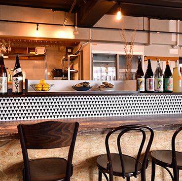 【オシャレでゆったりできる空間♪】当店は2階席で日々の喧噪を忘れてゆったりとお寛ぎいただける雰囲気となっております。カウンター席もございますので、お1人様からでもお気軽にご利用くださいませ♪
