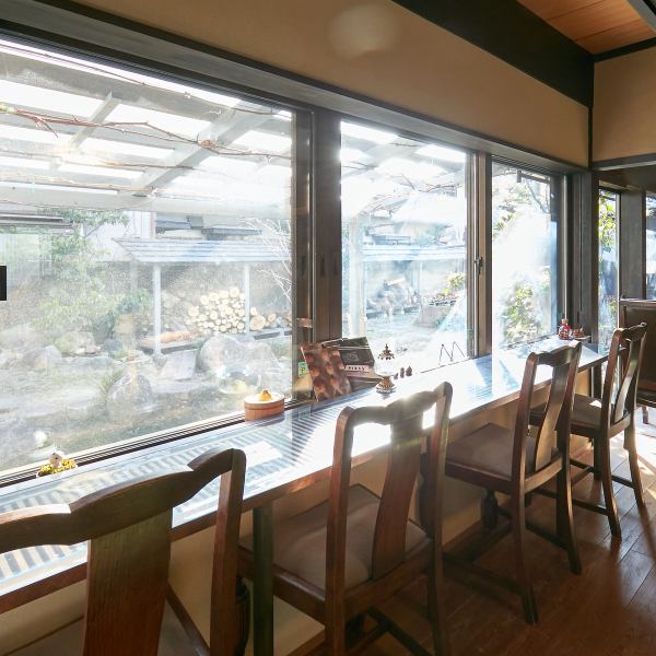 【自然を感じる雰囲気】敷地内にある自然豊かな植物を目の前にお食事を堪能して頂けます。癒したっぷりの空間、ご家族でのご利用はもちろん、親族の集まり、仲間内でのお食事や、デート利用などによくお使いいただいております♪