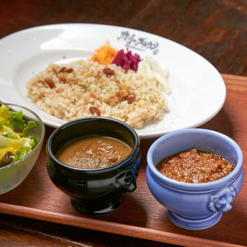 あいがけ（牛すじ、キーマ）