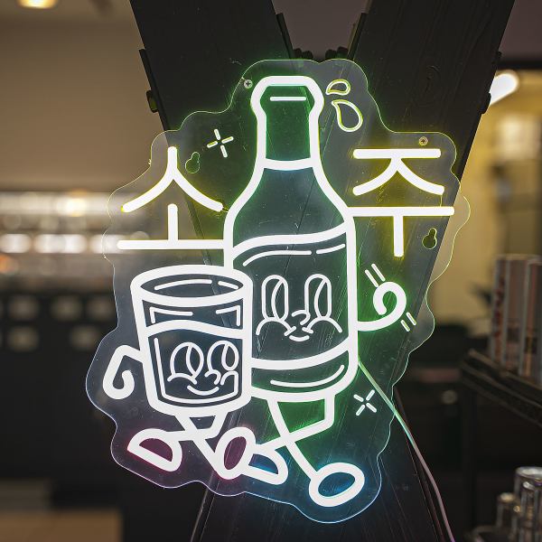 湖を見下ろす静かで落ち着いた2階席は、まさに大人の贅沢な空間です♪視界を遮るもののない『パノラマ・レイクビュー』が広がり、上質な和牛とともに特別な風景をじっくりと味わえる特等席。2階席は約15人~貸切も可能ですので、お気軽にお問い合わせください。