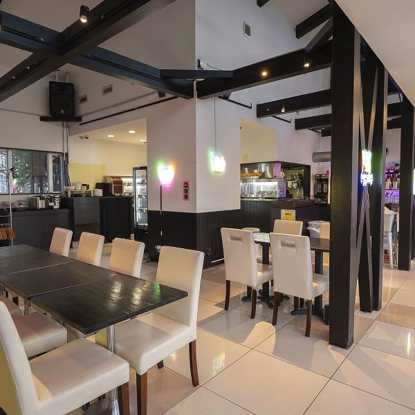 湖風(うみかぜ)を感じながらお食事ができるテラス席は、五感すべてで味わう『非日常の開放感』を体験できます◎まるでリゾートに来たかのような気分で、開放的な空間と景色、美味しい料理を心ゆくまでお楽しみください。天候に左右されるため、雨天時や強風時は安全を考慮し、店内の席へご案内させていただきます。