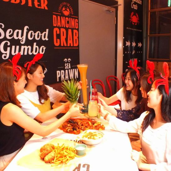 Everyone transforms into crabs! Food and performances you'll want to share on social media!