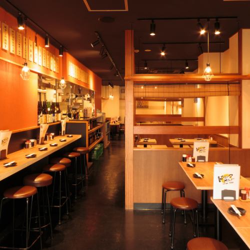 The space between seats is spacious in a beautiful restaurant, perfect for various banquets♪