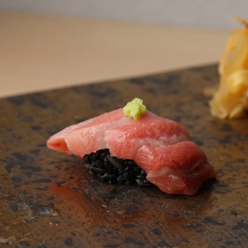 請享用我們特製的黑壽司飯。