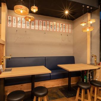 Table seats that you can easily enjoy with your friends ♪ You can enjoy waiwai sake!