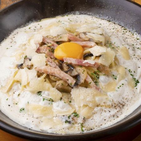 [帕尔梅纳拉酱] 一款奢华的帕尔梅纳拉酱，加入了五种丰富的奶酪和培根。