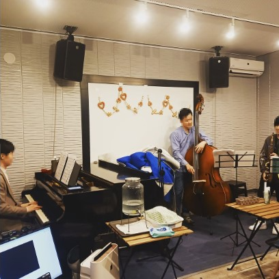【ライブやオープンマイクなどのイベントも】グランドピアノが備え付けの店舗では音楽だけではない各種イベントを催しております！最新情報はinstagramをチェック！