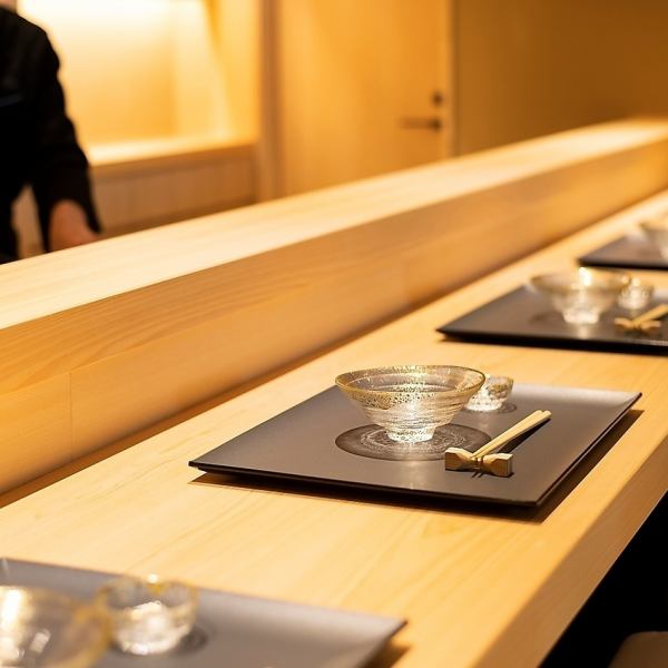 在彷彿置身於大學空間的壽司櫃檯裡，您可以親眼目睹廚師的技能並享受美食。
