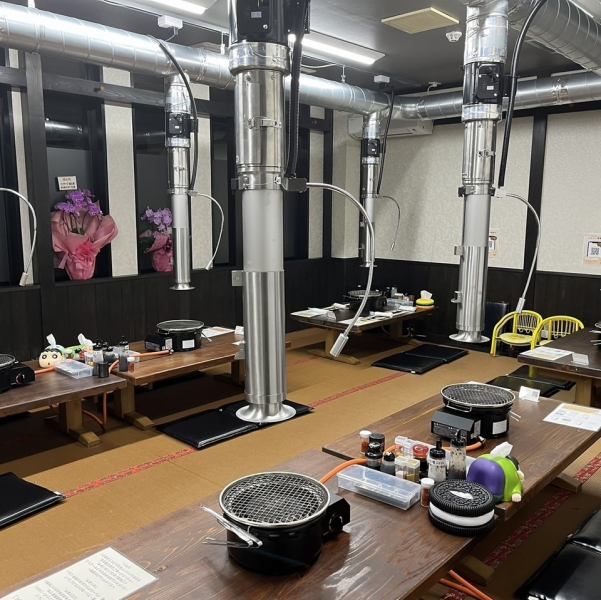 当店の座敷は、宴会にぴったりなスペースです。靴を脱いでくつろげるため、リラックスしたひとときをお過ごしいただけます。ゆったりとした空間で、友人や家族と楽しい会話や美味しい料理を楽しみながら、特別な時間を共有できます。大人数での集まりやお祝い事にも最適です。ぜひお気軽にお越しくださいませ♪