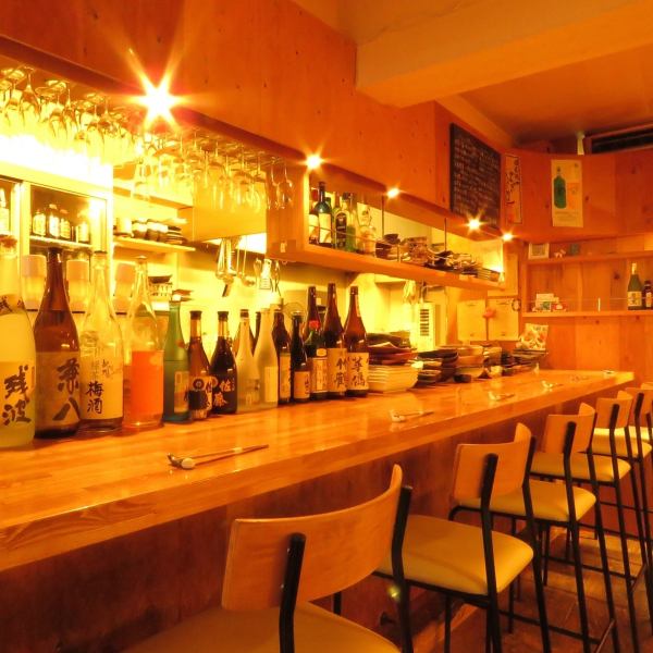 The counter seats are special seats where you can enjoy conversation with the chefs ♪ One person is also welcome!