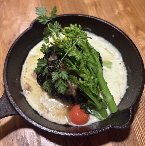 手ごねハンバーグ　そら豆ソース