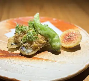 太平洋秋刀鱼天妇罗，配以磨碎的白萝卜和金针菇