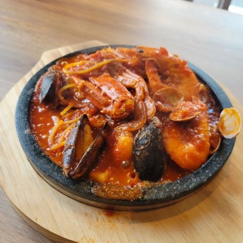 名物！石焼で作る 南イタリア港町の魚介ペスカトーレ
