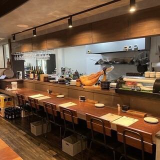 シェフが調理する姿を眺めながら、お食事をご堪能いただけるカウンター席！皆さまで会話を楽しみながら、香りや音もご一緒にお楽しみください。お一人様でサクッとお食事を楽しみたいお客様から、誕生日や記念日などの特別な日のご利用まで。多様な利用シーンでご利用いただけます♪