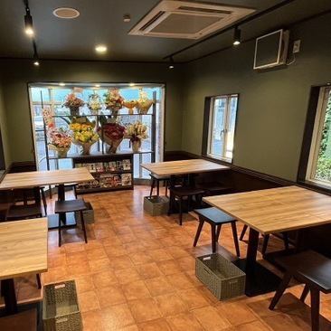 木を基調とした温かい雰囲気の店内で、ごゆっくりと素敵なお時間をお過ごしください。また会社仲間との飲み会や打上げ、歓送迎会、女子会など各種宴会でのご利用にも最適です。貸切でのご利用も承っておりますので、お気軽に店舗までご相談ください。※こちらのお席は喫煙可能となっております。