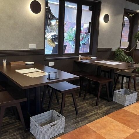 グレーを基調にしたシンプルなお洒落な店内は、ゆったりとした時間が流れます。ご家族やご友人との普段のご利用から、恋人とのデート、ちょっとしたお集りにまでご利用いただけます♪皆さまで心に残る素敵なお時間をどうぞお過しください。皆さまのご来店をスタッフ一同心よりお待ちしております。