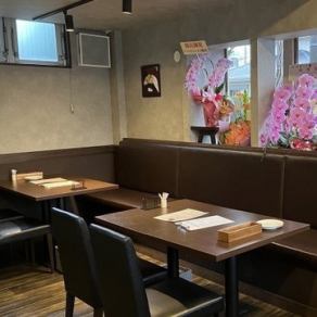 【禁煙テーブル】お隣のテーブルとも間隔がありますので周りを気にせず、ごゆっくりお過ごしいただけます。仕事終わりのサク飲み・女子会・記念日ディナーまで、多彩なシーンでお立ち寄りください♪