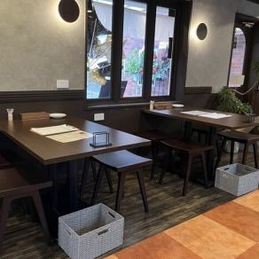 料理をたくさん並べてシェアできる、広々としたテーブル席です！バル風のおしゃれな空間で、美味しい料理やお酒を囲み楽しい時間をお過ごしください。貸切も可能ですので、お気軽にお問い合わせください◎