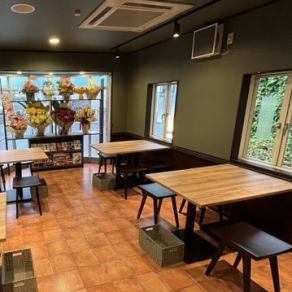 【喫煙テーブル】店内には喫煙可能のテーブル席もご用意しております。会社帰りの飲み会、ご友人同士でのお食事におすすめの4人掛けのテーブルとなっております。お気軽にお立ち寄りください◎