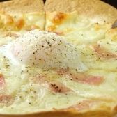 Carbo pizza topped with hot spring egg