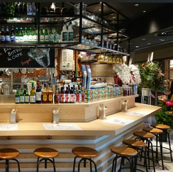 An open kitchen, which is rare in Korean cuisine! The open kitchen near the entrance and the counter seats surrounding it will make your meal even more enjoyable with alcohol♪ The cute bottles and seasonings around the kitchen are also a must-see!