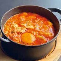 Sundubu Jjigae（泡菜和米飯）