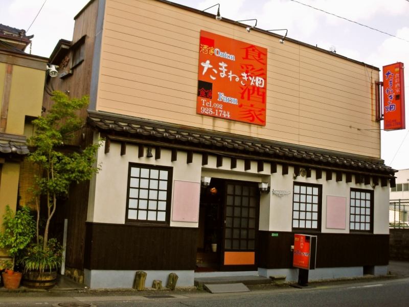 Izakaya popular among women who can enjoy 15 kinds of healthy skewers and rich sake and dessert.A signboard of Orange is a landmark.