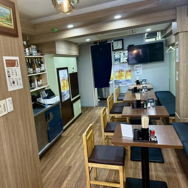 店内には12席テーブル席をご用意しております。中規模宴会でのご利用が可能です。アットホームな空間で当店ならではのお料理を存分にお楽しみください。