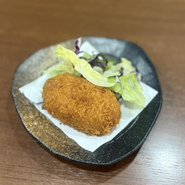 食材もより多く取扱いしており、様々なお料理で提供しております。なかでもカニクリームコロッケはカニの旨味を存分に引き出した当店イチオシのお料理です。ぜひ店舗でお召し上がりください。
