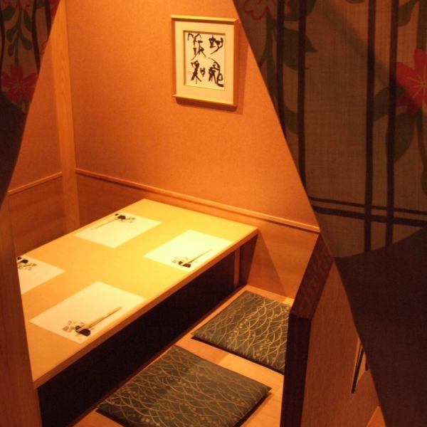 The horigotatsu-style private rooms for 4, 6, and 10 people are perfect for various parties.Book early as it is popular.Phone reservation only