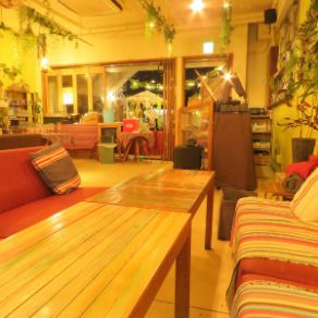 Sofa seat for 4 people x 4 tables, sofa seat for 6 people x 2 tables (up to 26 people ♪)