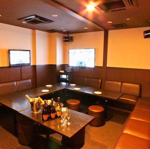 A large banquet private room that can accommodate up to 25 people.The 60-inch ultra-large high-definition screen allows you to watch sports and bring in your own videos.It's a spacious space, so it's OK to have some attractions! You can bring your own, so you can enjoy it in your own style☆