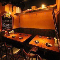 【餐廳有成熟的氣氛，氣氛很好】有4個吧台座位，非常適合單獨喝點小酒或約會。~新宿的約會、女生聚會、聯名派對，都是充滿創意的意式風格~