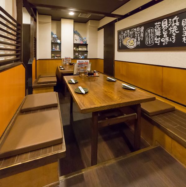 【お一人様や少人数でのご利用も大歓迎！】落ち着いた雰囲気の店内で、ゆったりとお食事をお楽しみいただけます。普段使いやご友人、家族との食事にも最適で、リラックスした時間を過ごせること間違いなし◎また、日本酒や焼酎も豊富に取り揃えており、お好きなお酒とともに新鮮な海の幸を堪能できます。