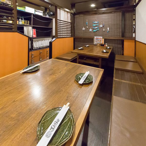 【塚口駅徒歩3分の好立地◎】駅近の便利な場所に位置する当店は、友人や家族との飲み会、女子会、デートなど、さまざまなシーンに最適です。テーブル席は自由に連結できるため、大人数での利用にも対応しています。店内には生け簀があり、常に新鮮な海鮮料理をお楽しみいただけます。美味しい料理をお楽しみください！
