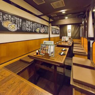 【10个包厢座位，每座4人】这些座位舒适且具有温馨的氛围。我们可满足各种场合的需求，从休闲餐点到特别宴会。非常适合与朋友一起度过欢乐时光或与家人一起用餐。
