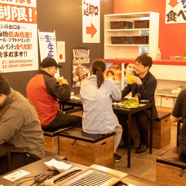 岡山駅後楽園口から徒歩4分。ワイワイ楽しめる大衆焼肉店では、明るい照明が広々とした店内を照らし、宴会もより楽しく演出。セルフオーダー制でBBQのような雰囲気も楽しめます◎ドリンクもセルフサービスなので自分好みの割り方はもちろん、濃さなどもお好みで調節OK！時間無制限の飲み放題で宴会も思う存分楽しんで！