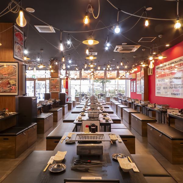 100以上のお席と100種以上のドリンクがお待ちしてます！明るい照明が広がる100席以上の店内で、大衆焼肉を楽しむならここ！セルフオーダー制でBBQ気分も味わえ、時間無制限の飲み放題は【お得】が満載！キムチやサンチュは食べ放題！会社宴会・仕事帰りの同僚との一杯・仲間内の飲み会などに最適です！