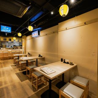 Table seating that can be flexibly arranged to suit your needs, from large to small groups.The restaurant has a sophisticated Japanese atmosphere, with bright natural light streaming in through the large windows. We also offer an all-you-can-drink menu and value course menus, so please feel free to use our restaurant for banquets. We also have two tables for two people and two tables for six people.