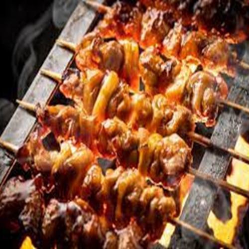 じっくりジューシーに仕上げた焼き鳥は絶品♪