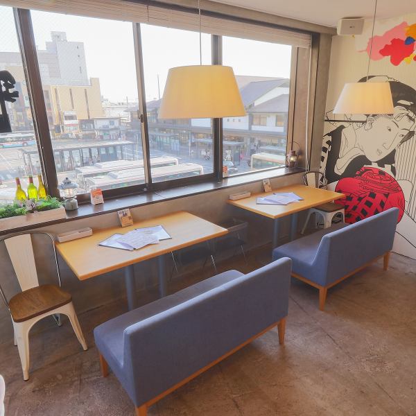 【鎌倉駅徒歩1分】横並びのカップルシートは大人気!!お一人様でも気軽に立ち寄れるカウンター席もございます！プライベート感があるため、寛ぎながら料理をじっくりと味わうことができます◎お仕事帰りの一杯や、デートでの利用にもおすすめです。肩肘張らずリラックスして過ごせる居心地の良い空間が広がっております♪