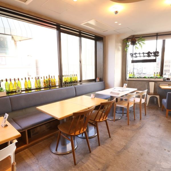 温かみのあるテーブル席は、ご家族やご友人とのカジュアルな食事シーンに最適です◎ゆったりとした空間で、美味しい料理とお酒を囲んで楽しい時間をお過ごしいただけます。カジュアルながらも落ち着いた雰囲気で、どんなシーンにもマッチします。