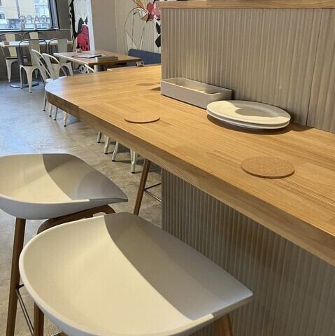 お一人様でも気軽に立ち寄れるカウンター席は、お仕事帰りやお買い物の合間にも最適です◎ゆったりと寛ぎながら、出来立ての料理と厳選されたドリンクを心ゆくまでお楽しみいただけます。バーのような雰囲気で、デートでのご利用にもぴったりです。