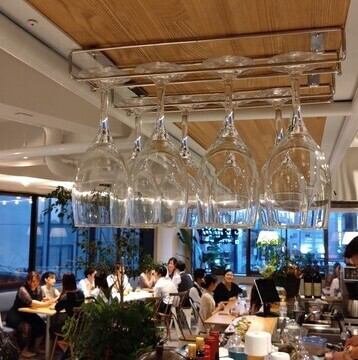 最大60名様まで着席可能な広々とした貸切スペースをご用意しております。立食形式であれば70名様まで対応可能です。大規模な会社宴会や歓送迎会はもちろん、結婚式の二次会や同窓会、学校団体の打ち上げ、イベントやパーティーなど様々なシーンにご利用いただけます☆