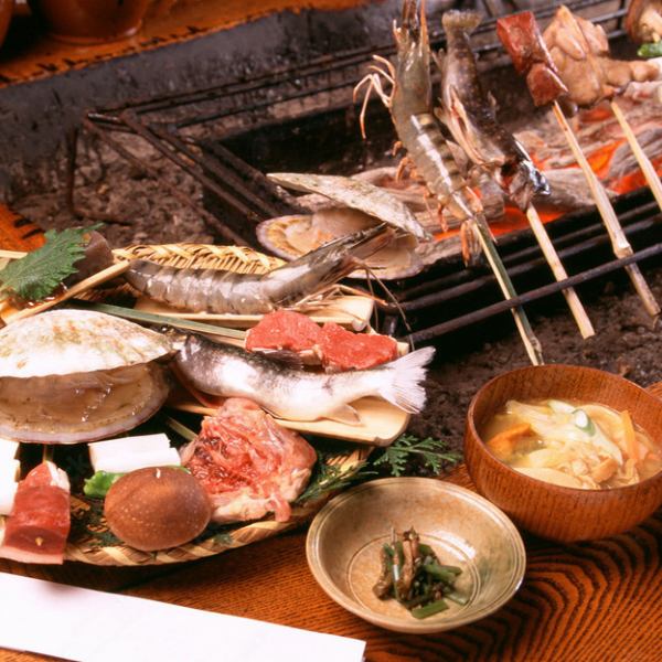 香ばしさが広がる焼き場の力をそのまま味わえる炉端焼き。