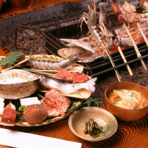 香ばしさが広がる焼き場の力をそのまま味わえる炉端焼き。