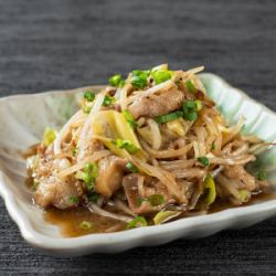 美味的烤內臟配醬汁